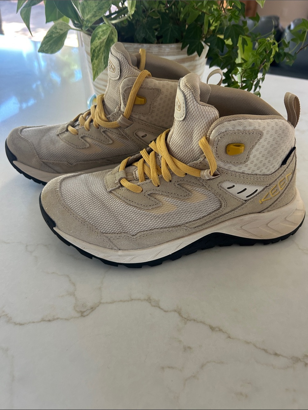 KEEN Hightrail Mid Waterproof Hiking Boot Beige Yellow EUC Women’s Size 7